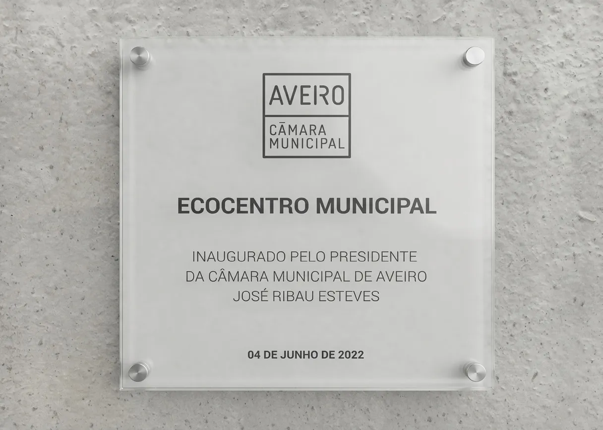 Placa institucional para identificação de equipamento municipal